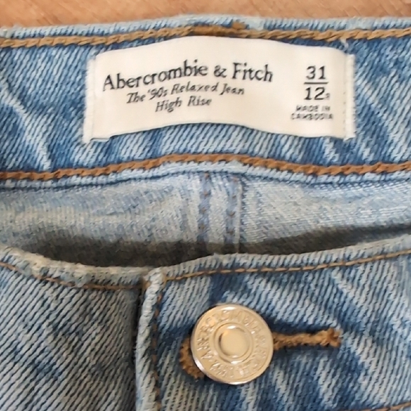 🎉Host Pick🎉 Abercrombie & Fitch Light Blue High Rise Jeans - Picture 2 of 6
